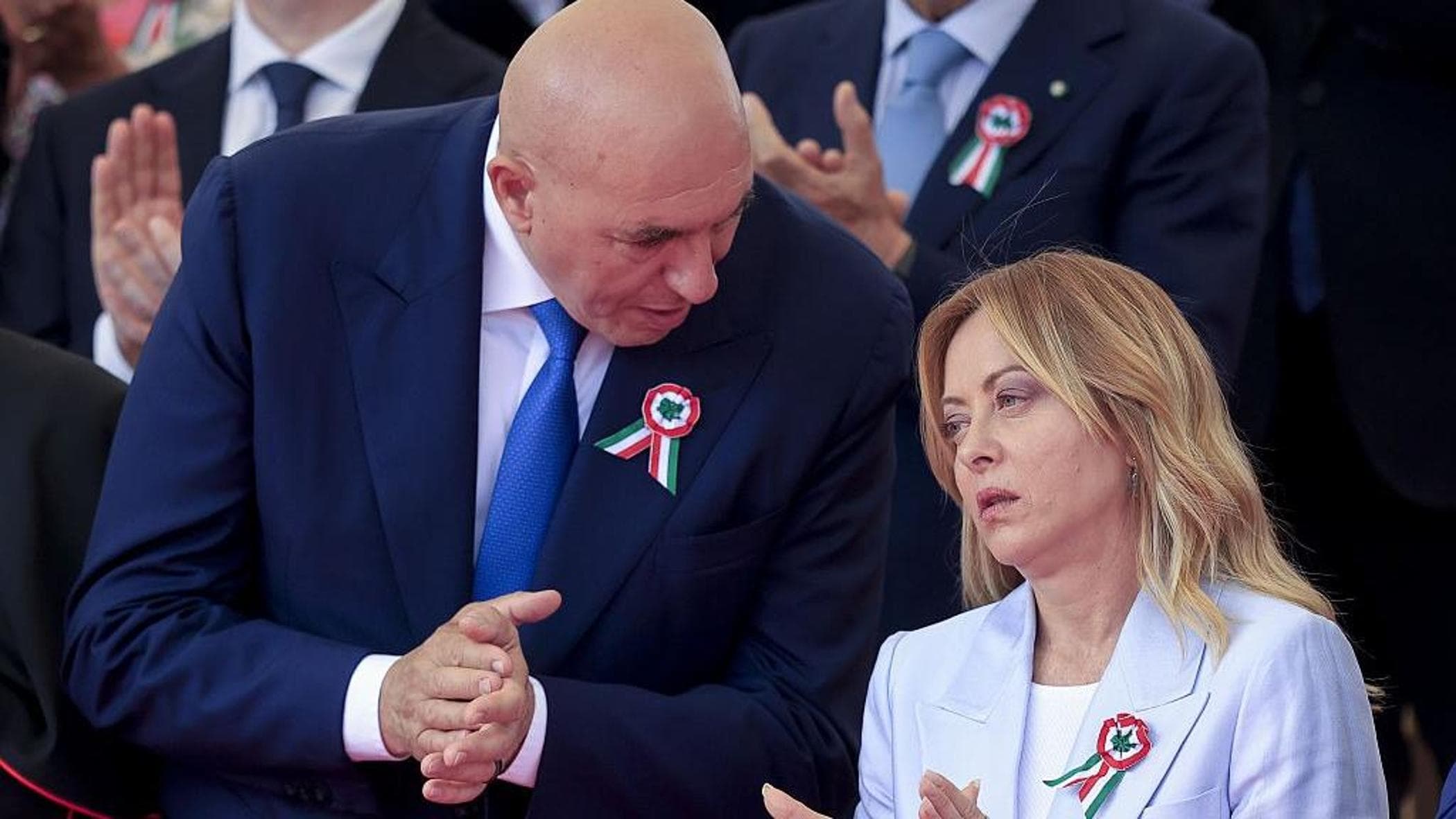 Armi a Kiev, Vannacci: “Le mandano senza dirlo”. Crosetto: “Straparla”. Tajani: “Presto nuovi invii”