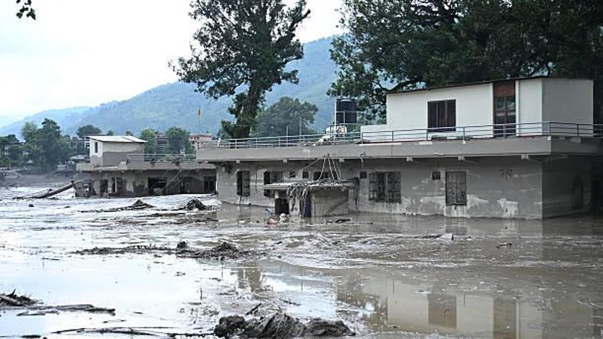 “Un ponte è franato davanti a me”, il racconto degli italiani in fuga